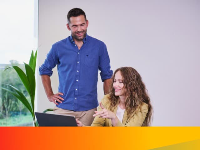 Man och kvinna vid laptop